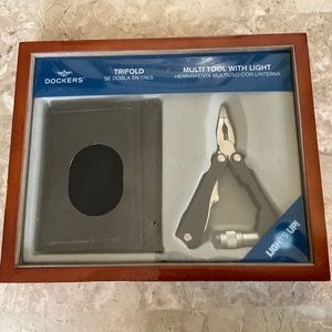 DOCKERS Multi Tool With Light & Tri Fold Wallet With Wooden Tray